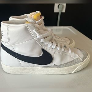 Nike Women’s Blazer Mid 77 shoes
